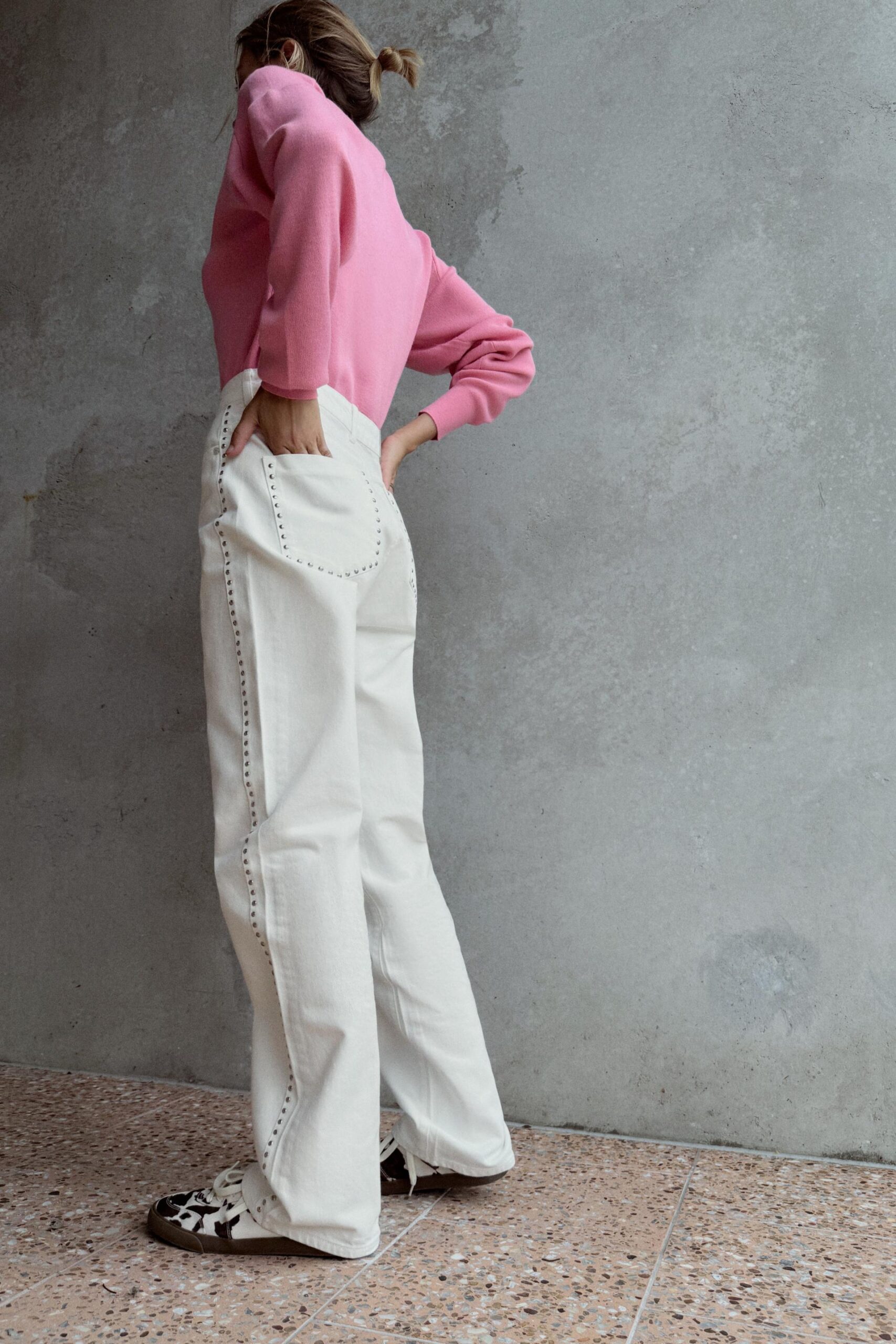 jeans-bianchi-zara-primavera-2025-borchie
