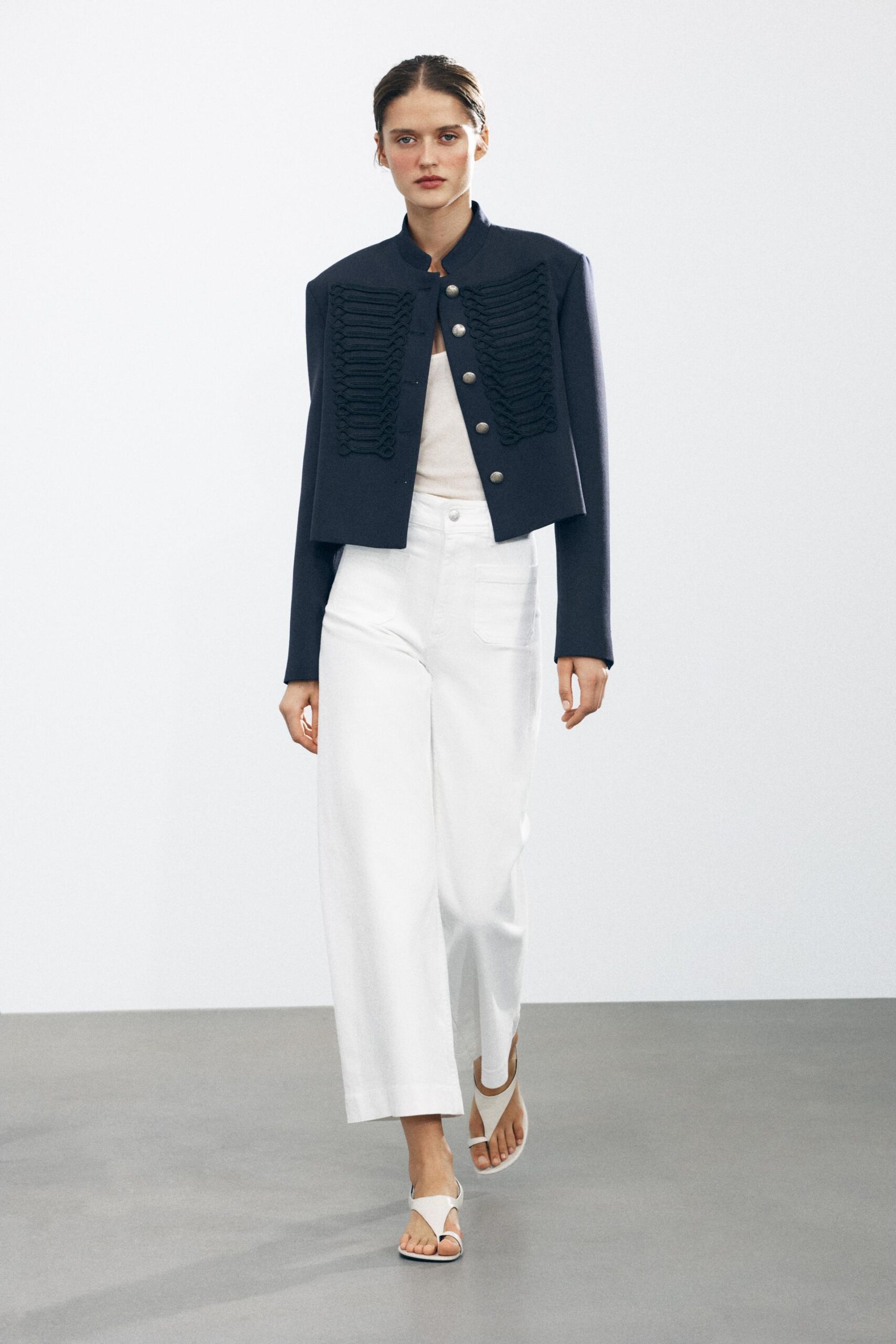 jeans-bianchi-zara-primavera-2025-cropped-vita-alta