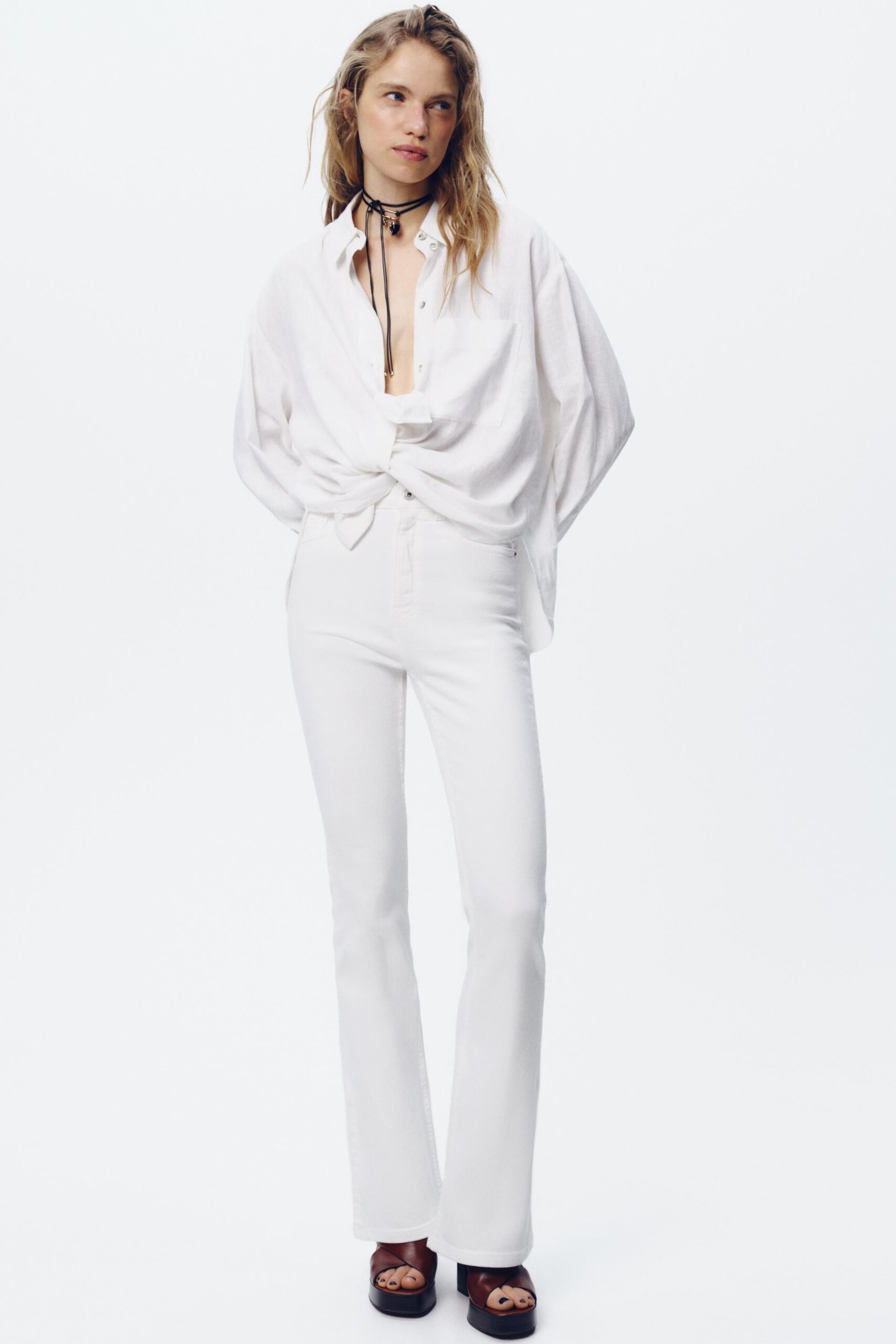 jeans-bianchi-zara-primavera-2025-zampa