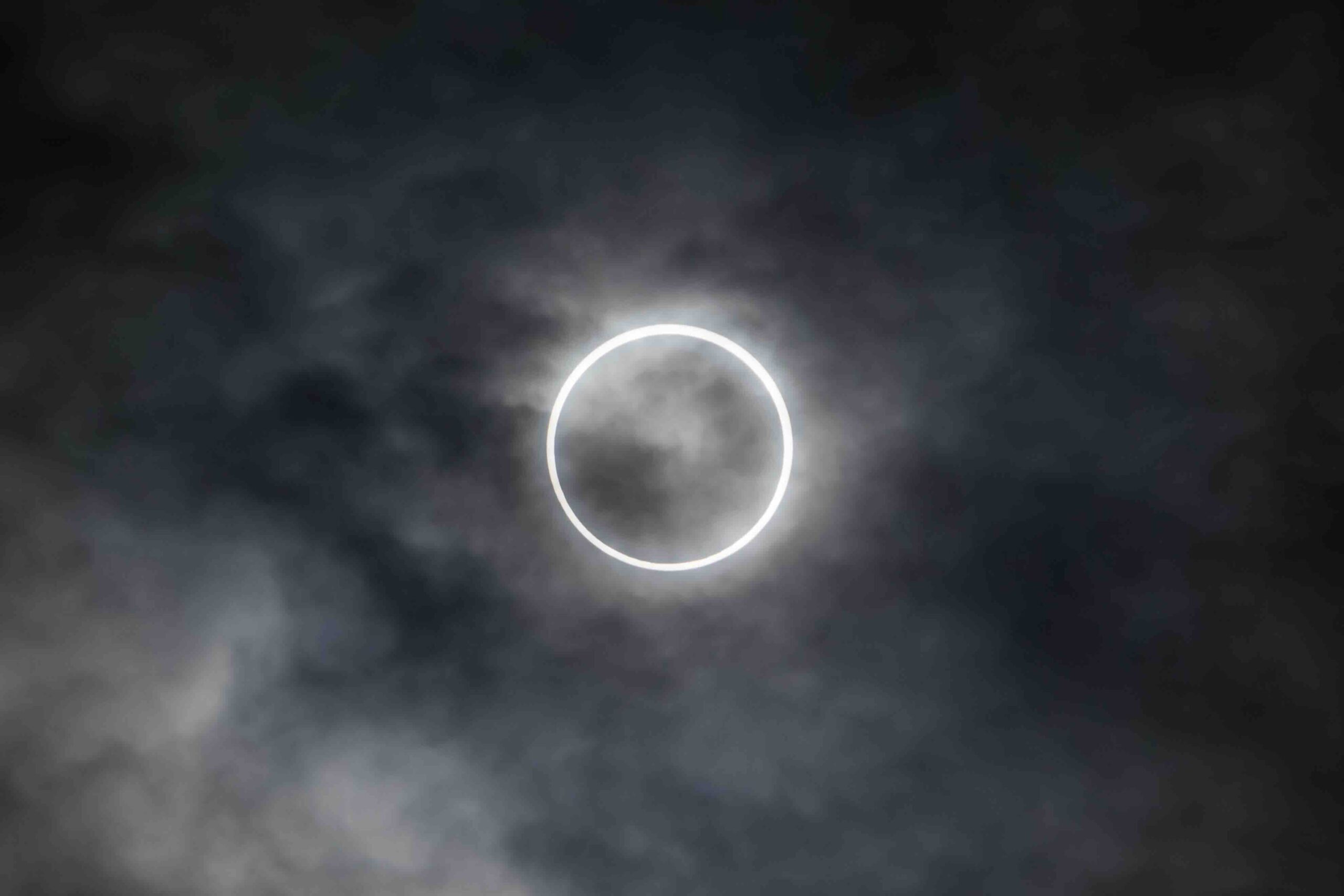 luna-nuova-nuvole-cielo-notte