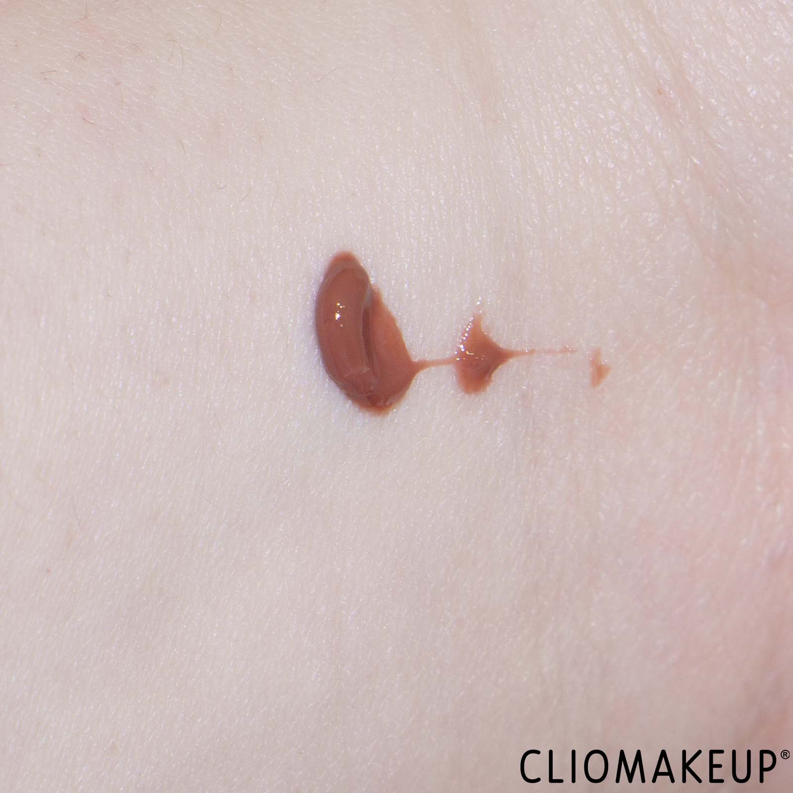 recensione-balsamo-labbra-essence-the-super-peptide-glossy-lip-treatment-swatch