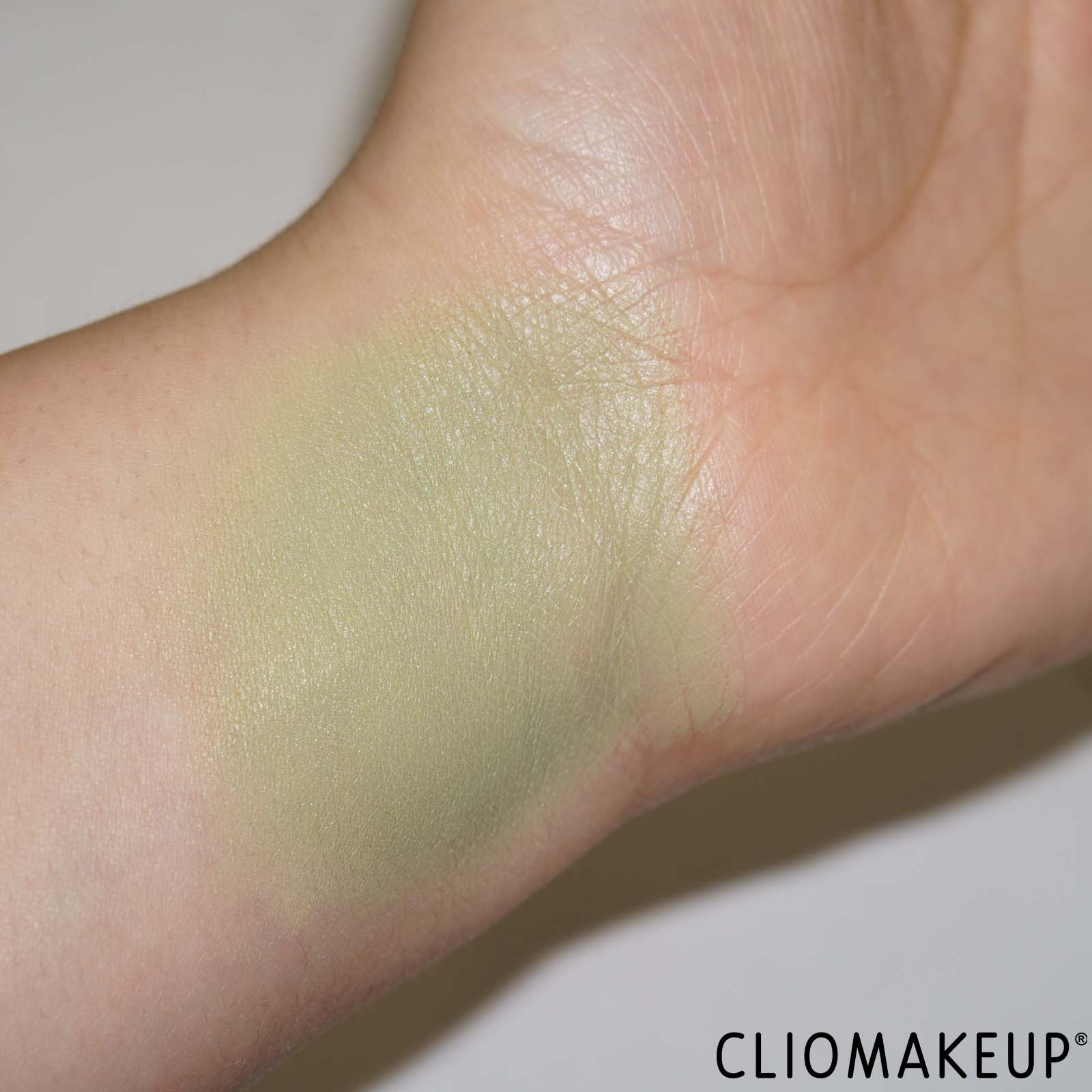recensione-correttore-verde-maybelline-instant-anti-age-color-correcting-concealer-swatch-braccio