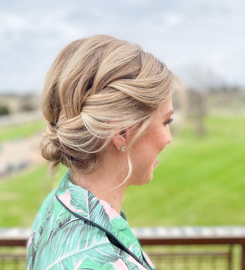 acconciature-capelli-mossi-chignon-basso