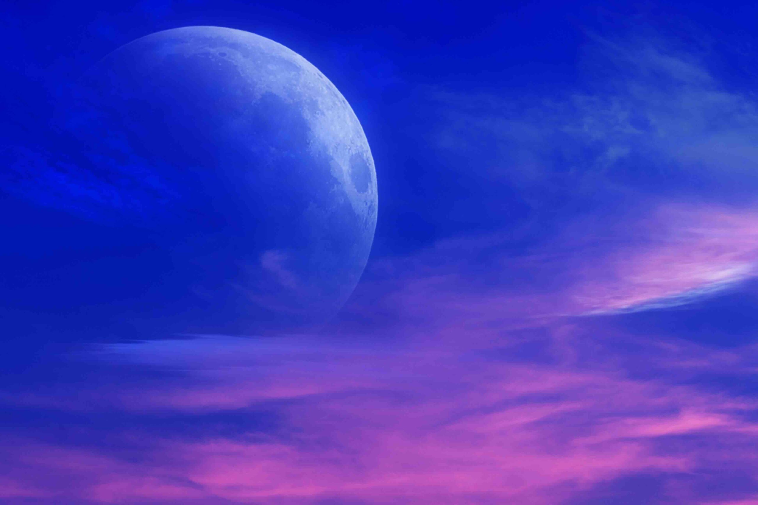 luna-nuova-nuvole-cielo-azzurro-rosa