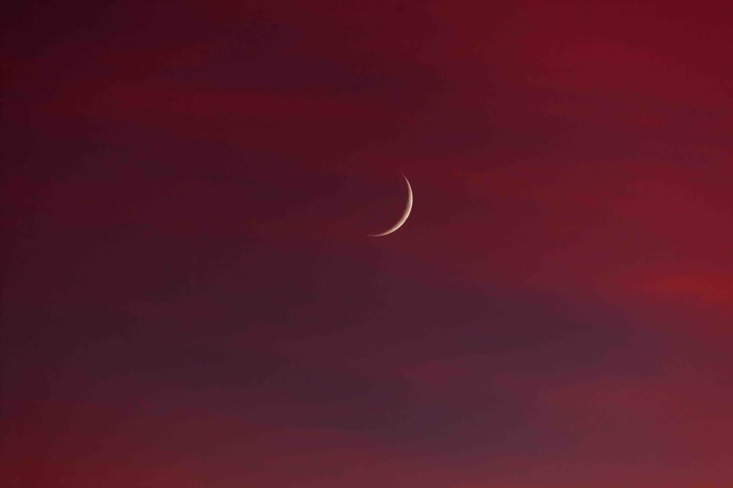 primo-quarto-luna-crescente-cielo-rosso