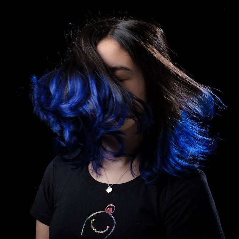 punte-colorate-capelli-blu-scuro
