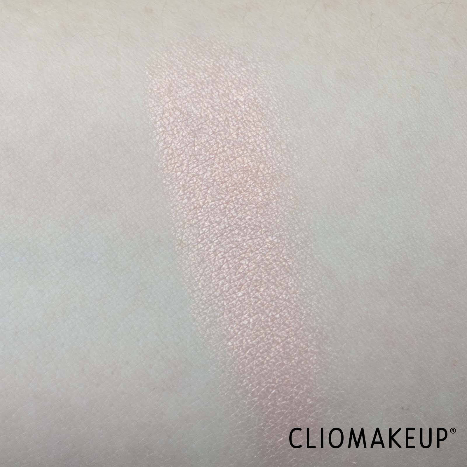 recensione-blush-kiko-dreamphoria-glow-up-beautifier-highlighting-face-powder-texture