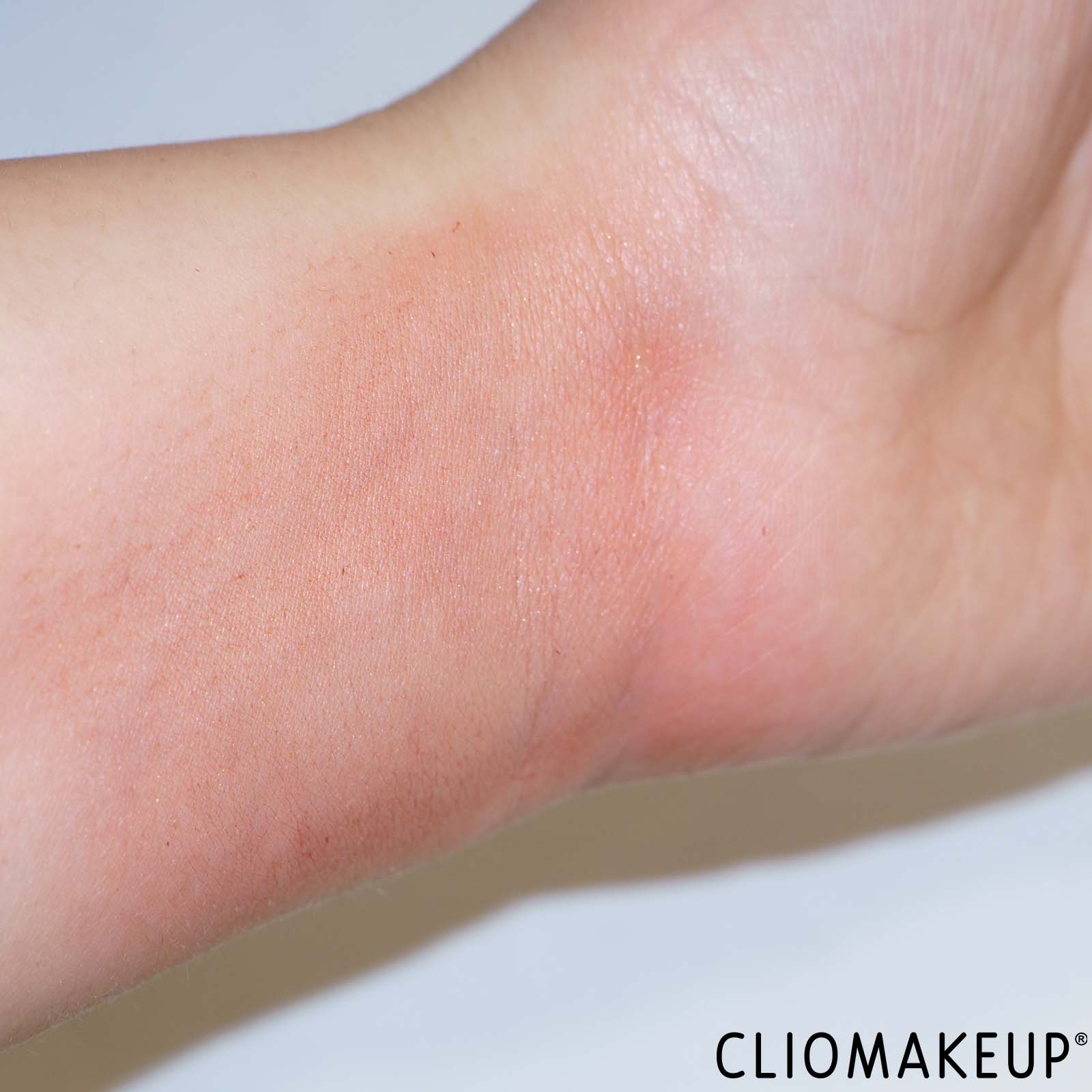 recensione-blush-loreal-paris-lumi-le-liquid-blush-swatch-braccio