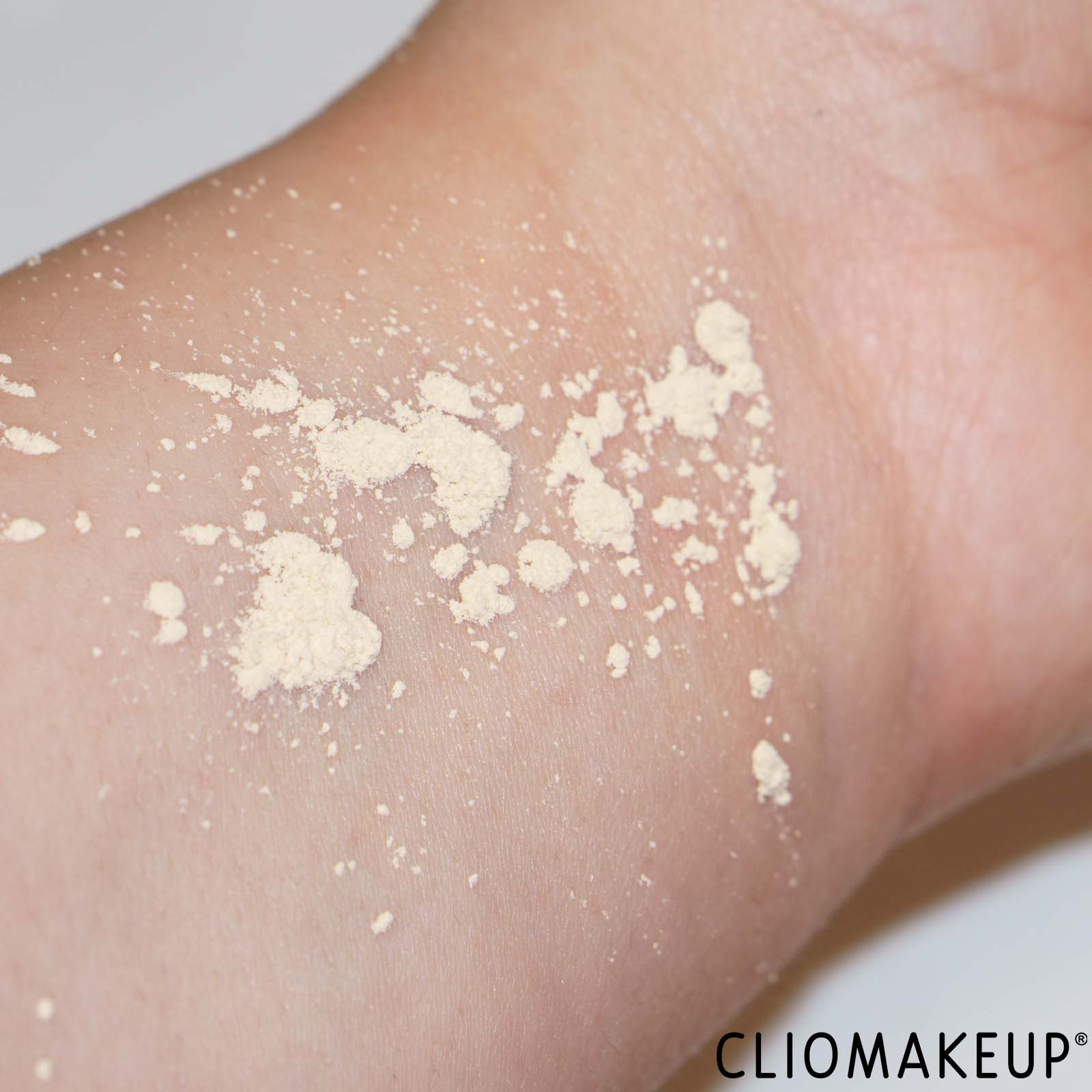 recensione-cipria-extralandia-divine-sugar-loose-powder-swatch