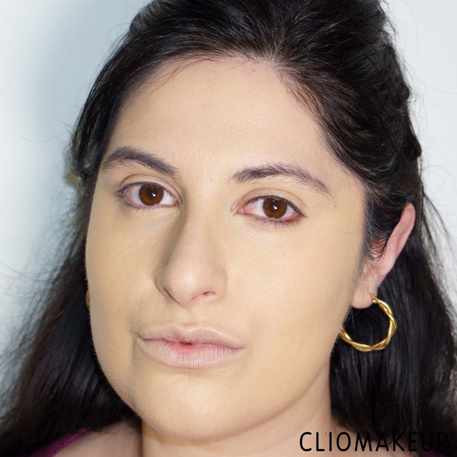 recensione-fondotinta-kylie-cosmetics-power-plush-longwear-foundation-applicazione