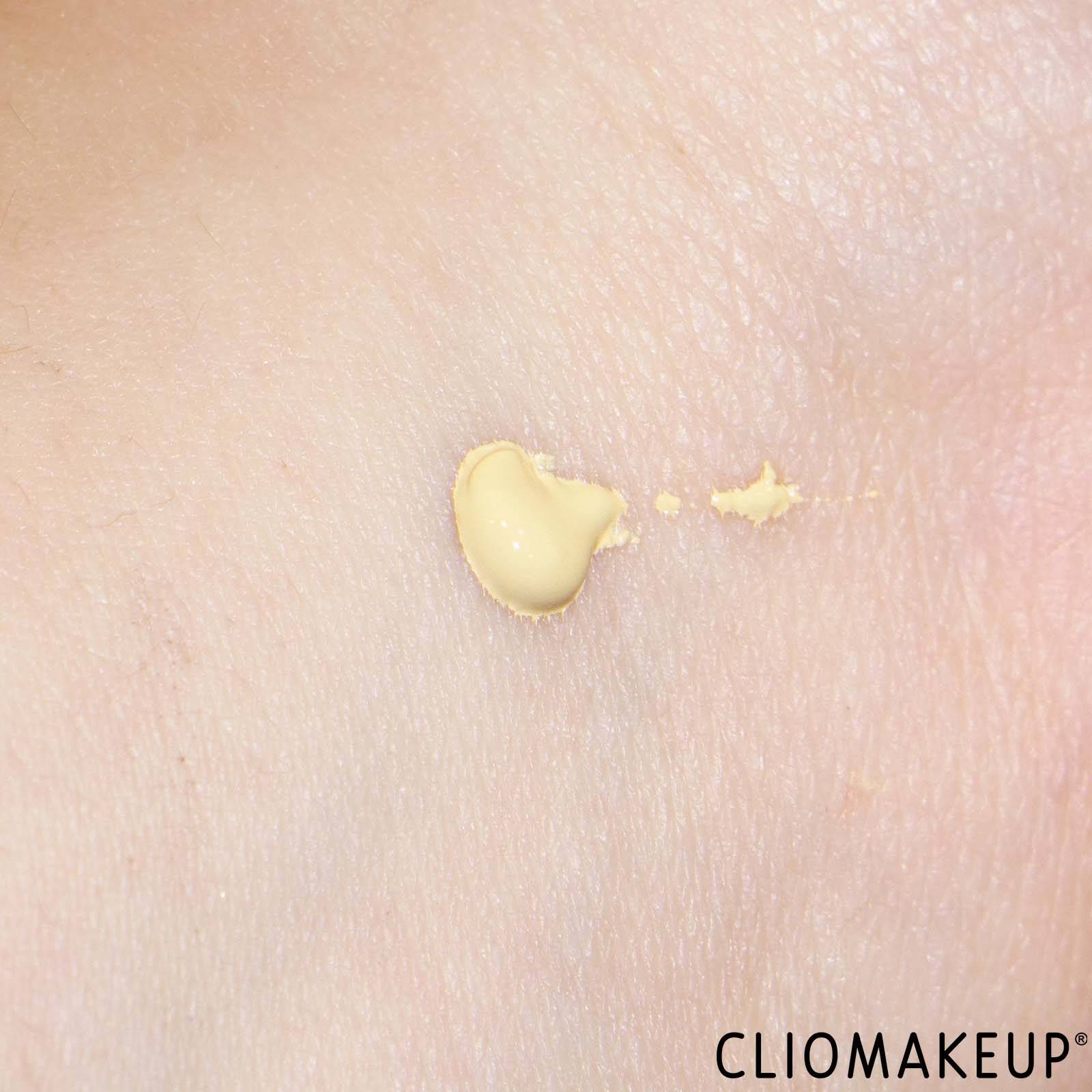 recensione-fondotinta-kylie-cosmetics-power-plush-longwear-foundation-swatch