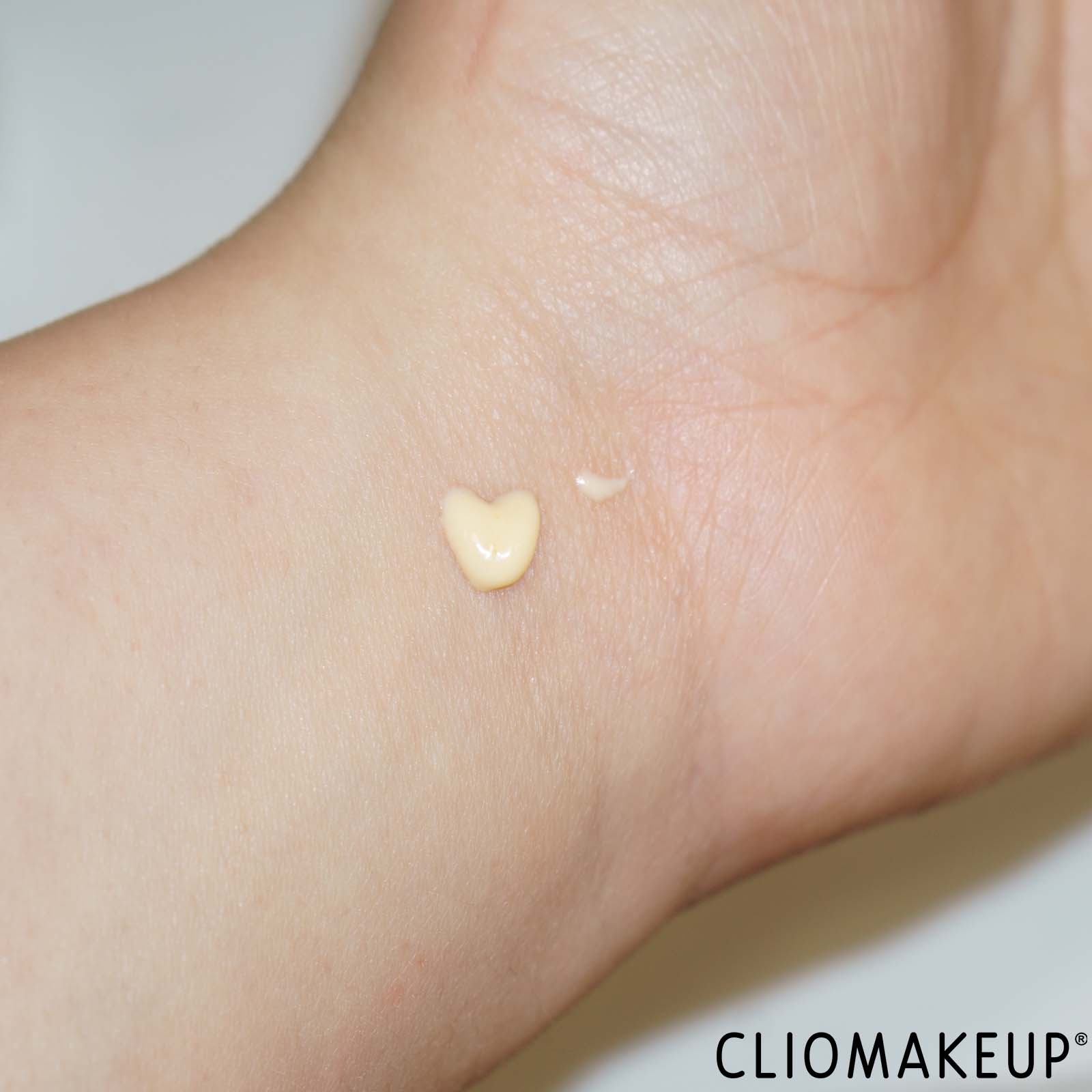 recensione-siero-nivea-sun-2in1-primer-uv-serum-spf-swatch