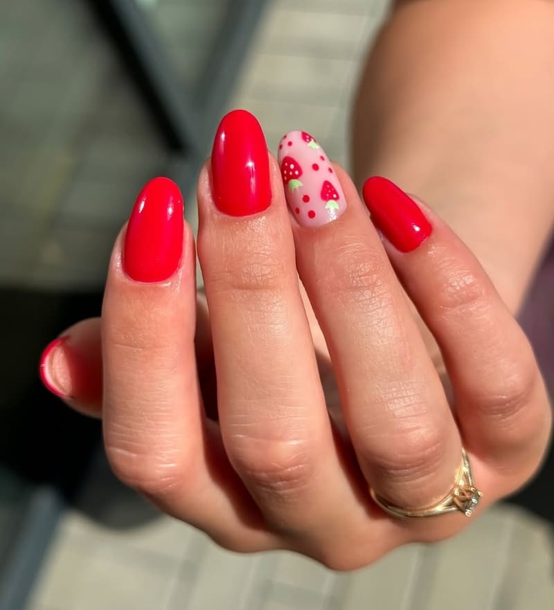 smalto-rosso-fragola-accent-nail