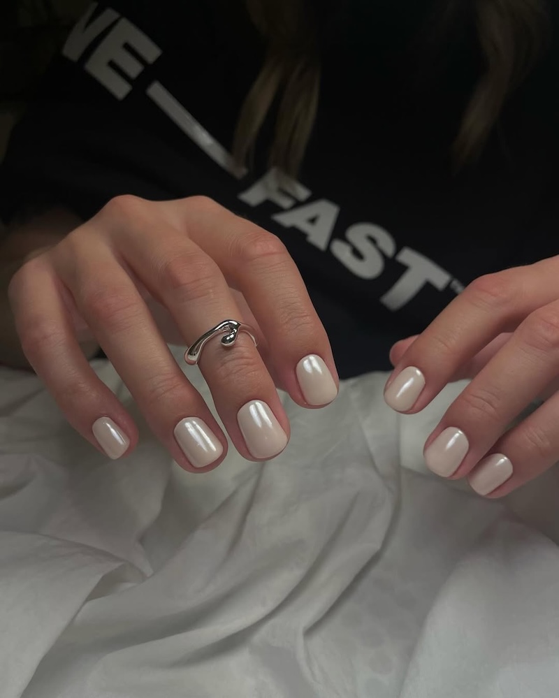 smalto-vaniglia-chrome-unghie-corte