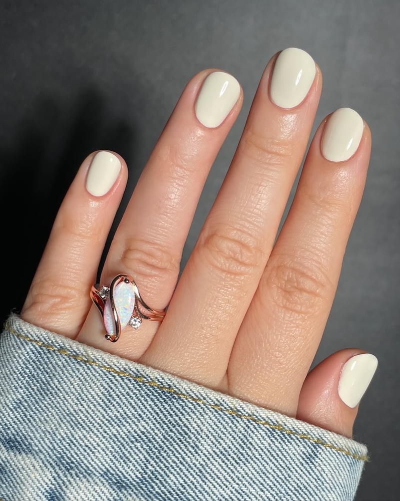 smalto-vaniglia-semplice-unghie-corte