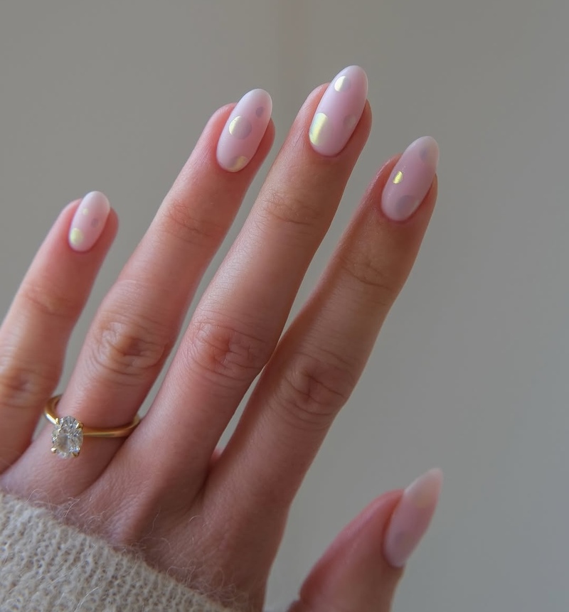 unghie-maggio-2025-iridescenti
