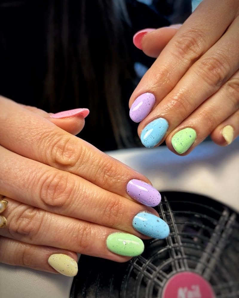 unghie-primavera-2025-semipermanente-colorate