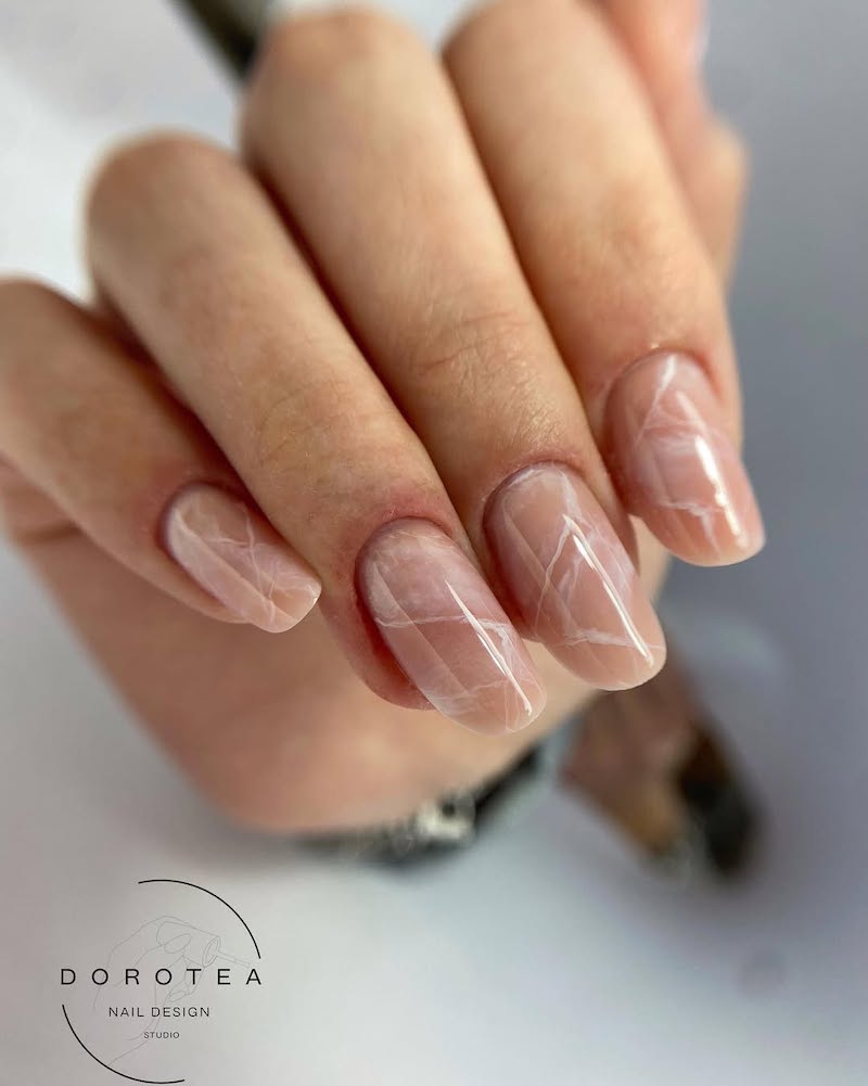 unghie-primavera-2025-semipermanente-marmo