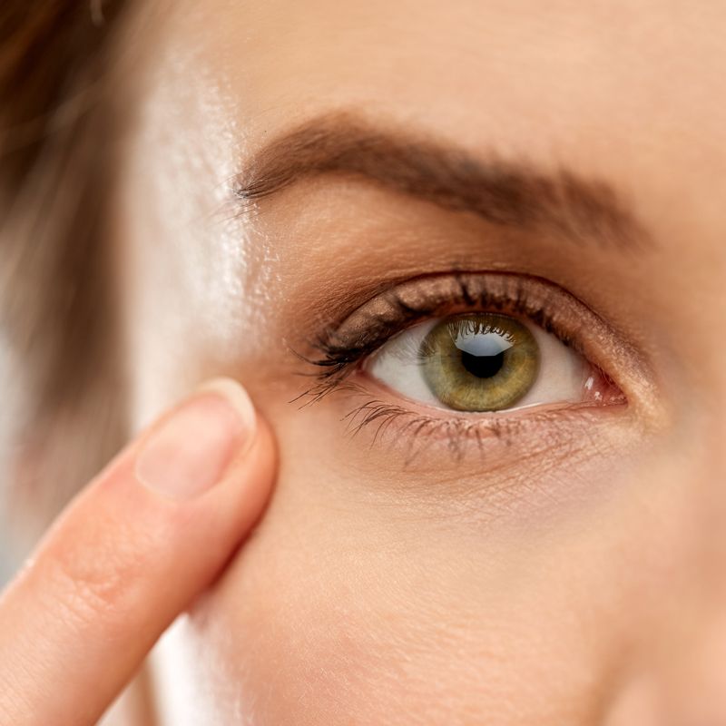 come-usare-rilastil-sun-system-stick-solare-trasparente-spf50-contorno-occhi