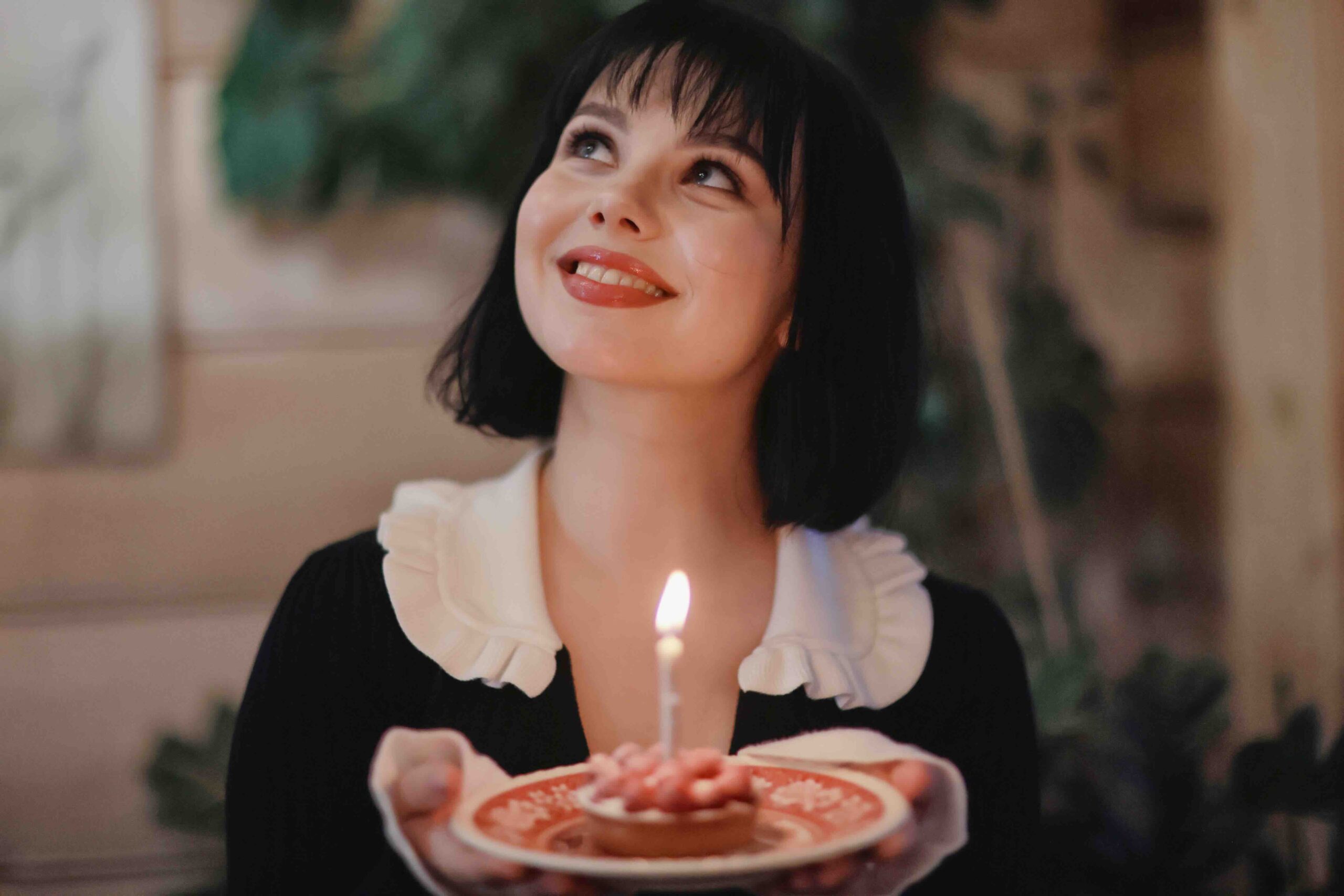 donna-esprime-desiderio-torta-compleanno-candelina-