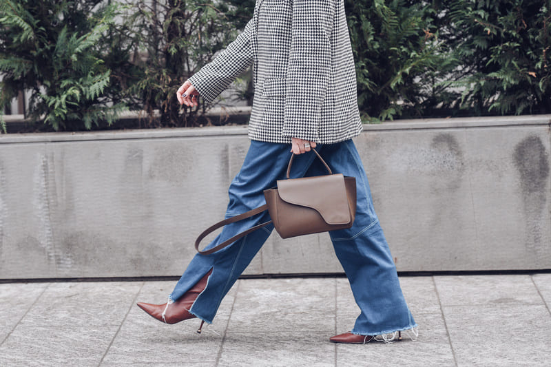 look-jeans-tacchi-mezza-stagione