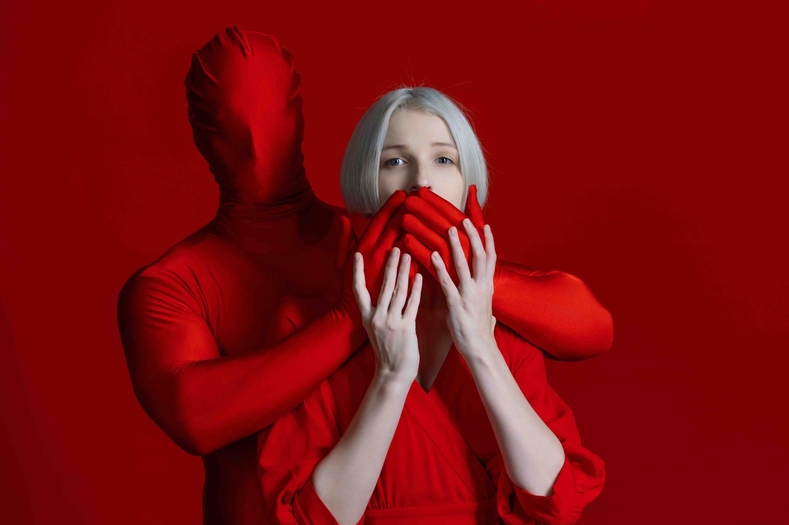 narcisismo-donna-uomo-misterioso-rosso-mani-su-bocca-coperta