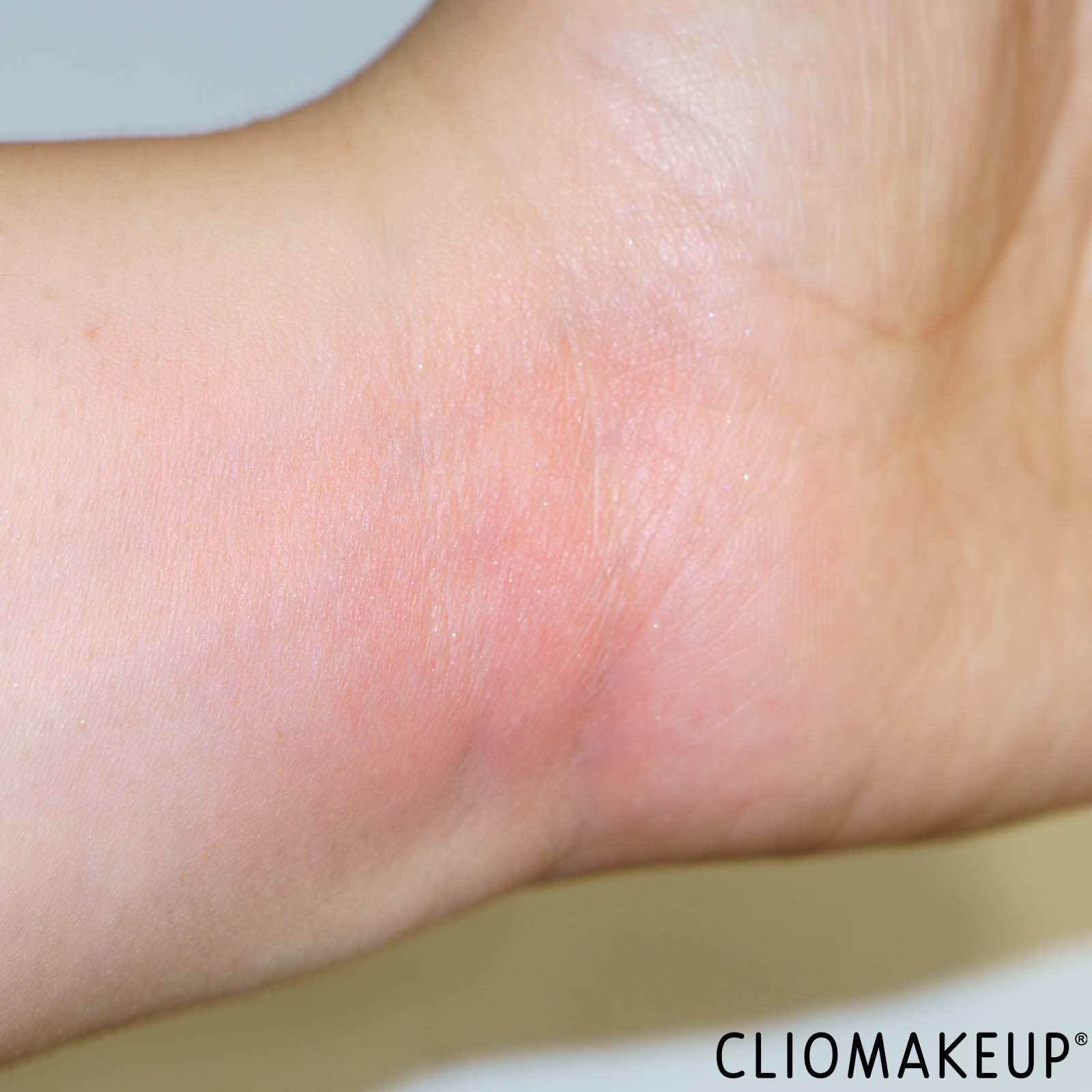 recensione-blush-essence-so-cherry-happy-blushlighter-swatch-braccio