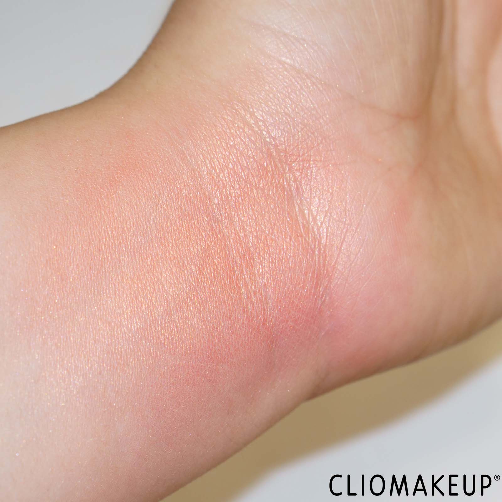 recensione-cliomakeup-avon-blush-ultra-color-swatch-braccio