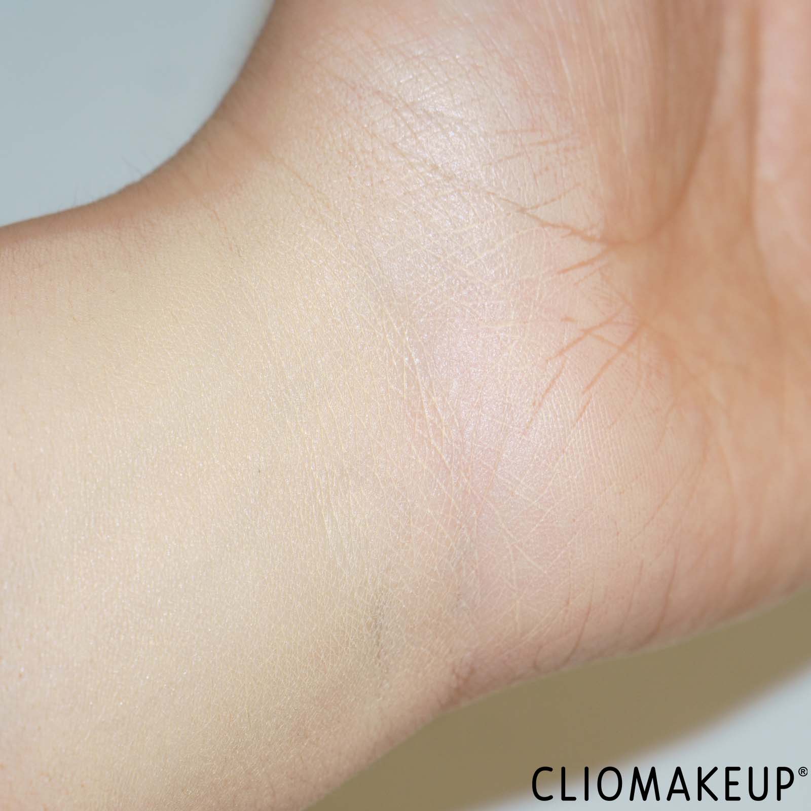 recensione-fondotinta-avon-serum-matte-foundation-swatch-braccio