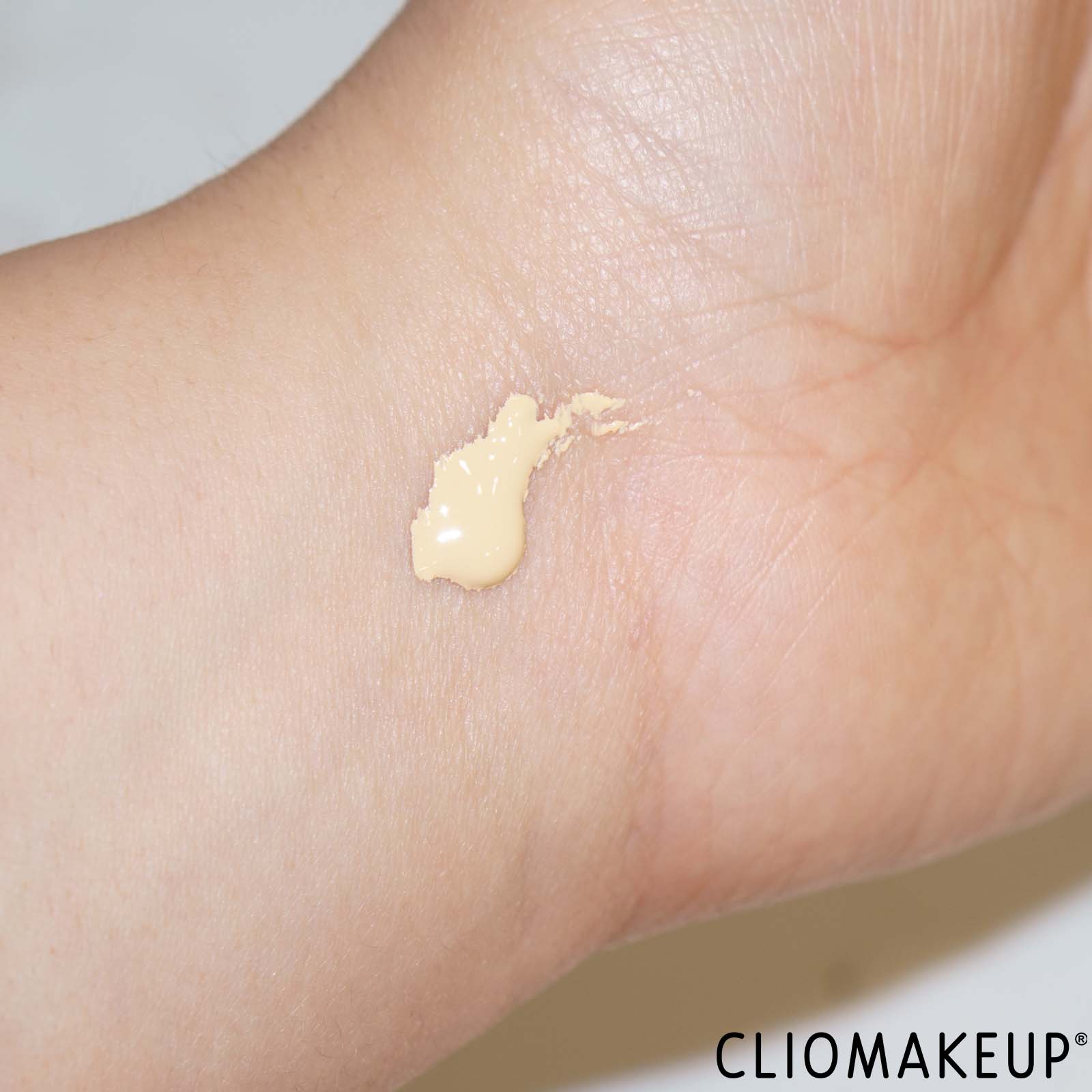 recensione-fondotinta-avon-serum-matte-foundation-swatch