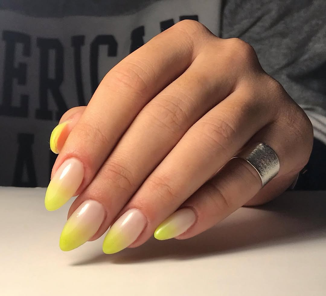 smalto-giallo-fluo-saucy_nails