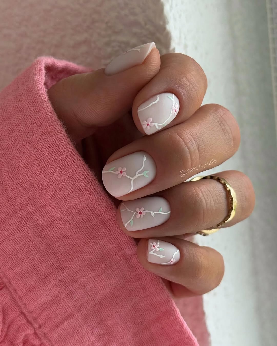 unghie-corte-estate-2025-fiori