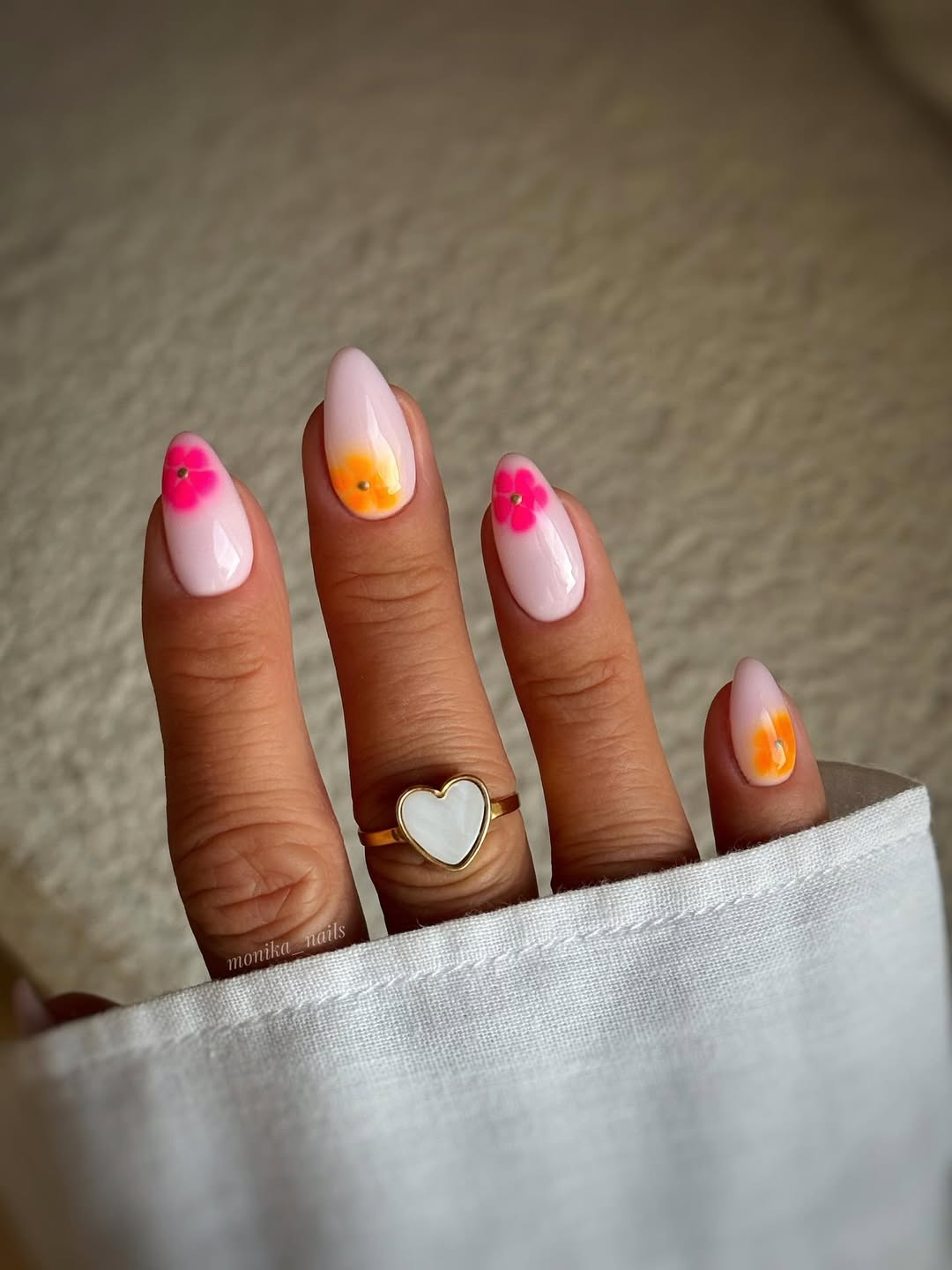 unghie-giugno-2025-fiori-neon-monika__nails