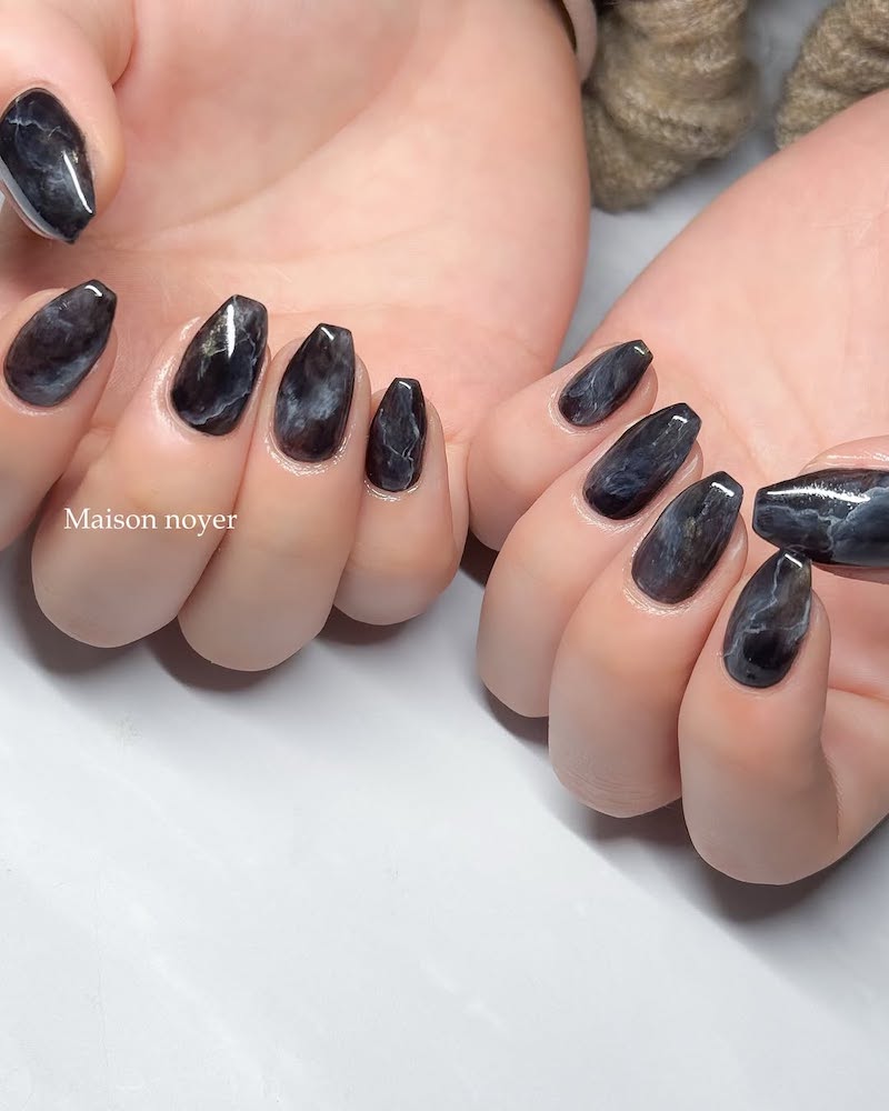 unghie-nere-estate-marmo