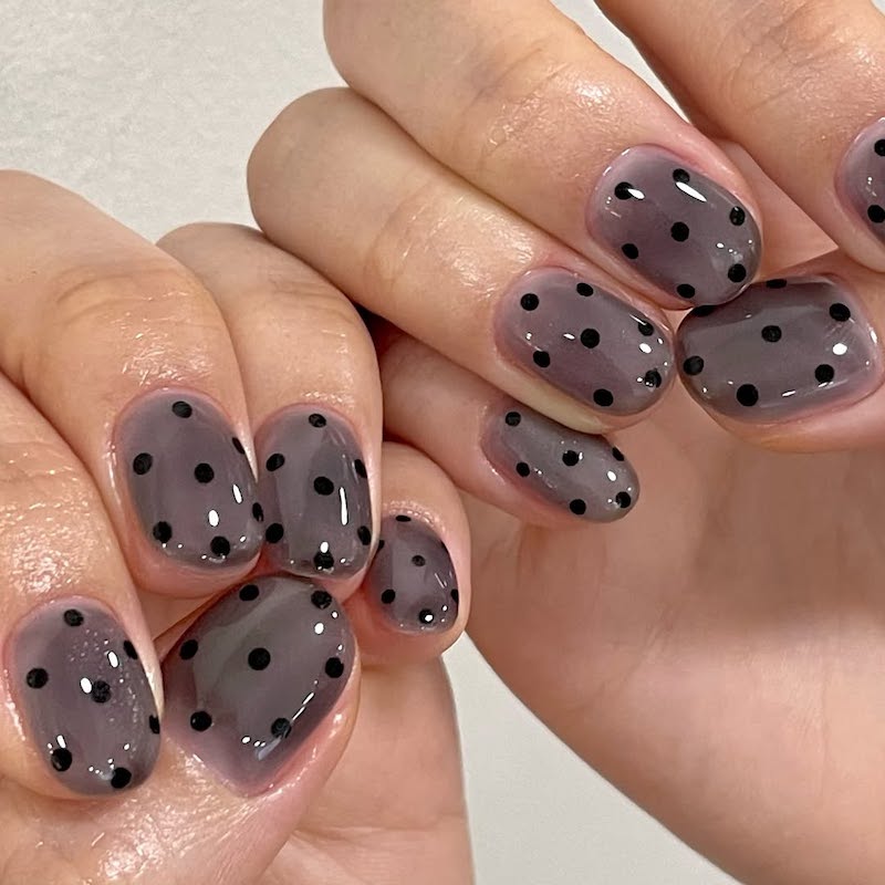 unghie-nere-estate-pois