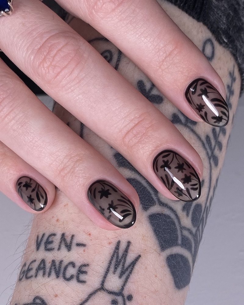 unghie-nere-estate-trasparente