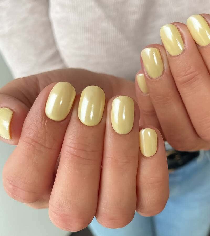 unghie-semplici-estate-2025-cromate-gialle