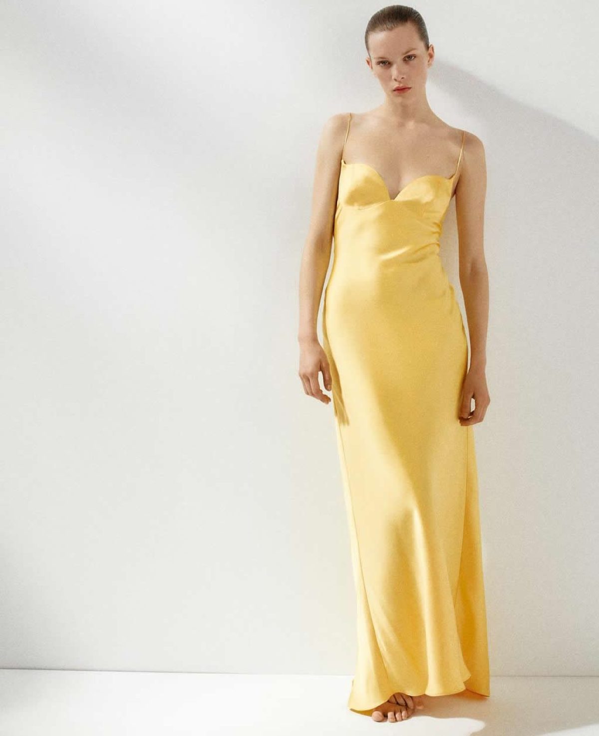 vestiti-satinati-2025-giallo