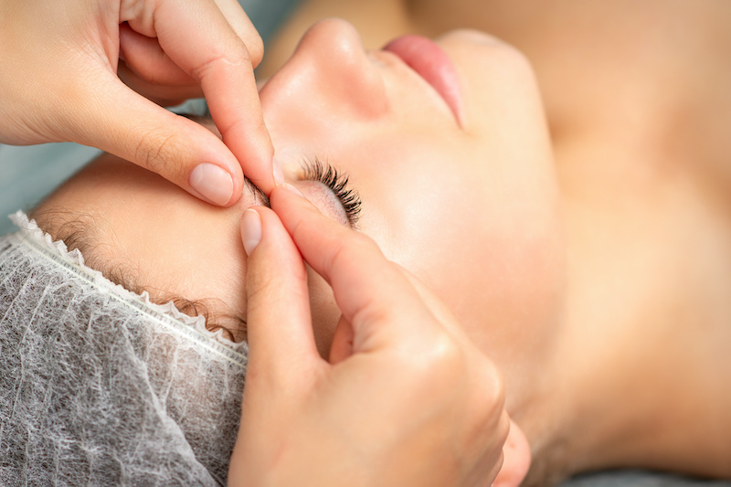 come-far-crescere-velocemente-sopracciglia-massaggio