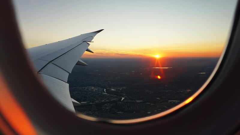 cosa-non-indossare-aereo-a-bordo