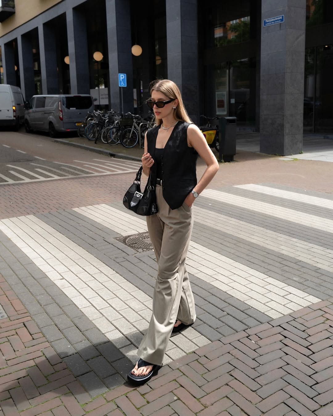 pantaloni-beige-top-nero