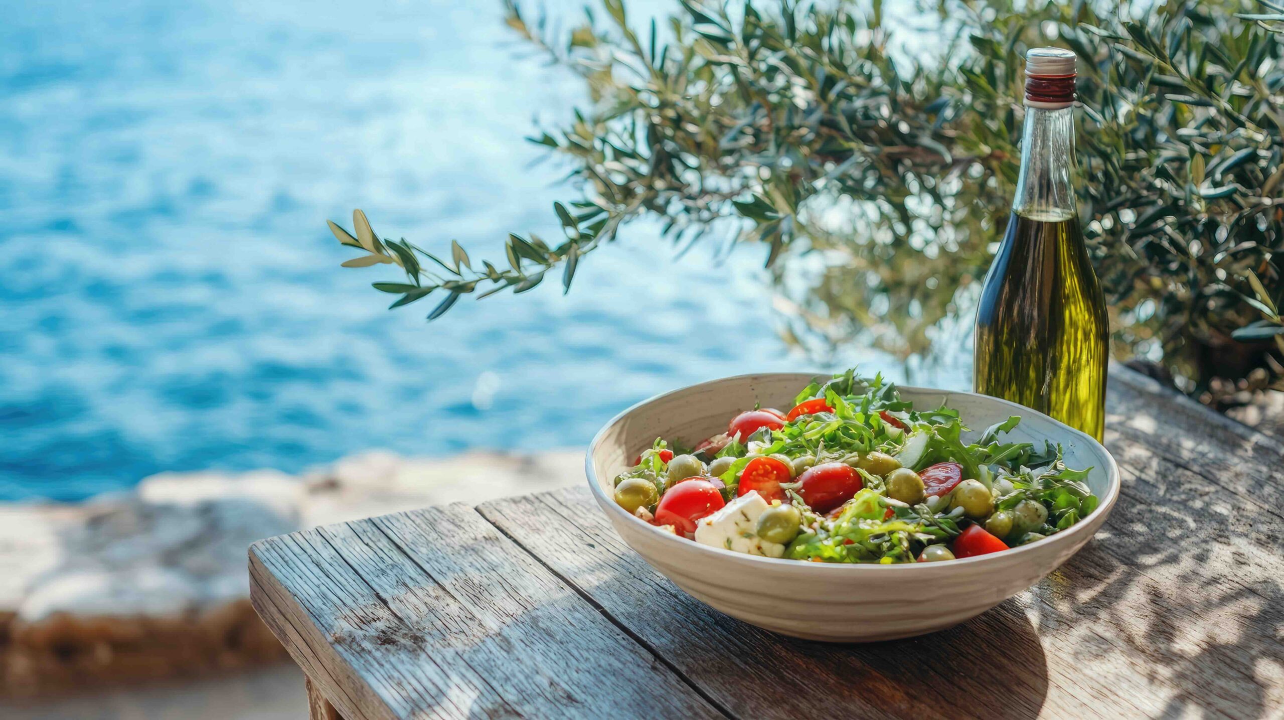 pranzo-spiaggia-insalata-pomodorini-olive-feta-olio