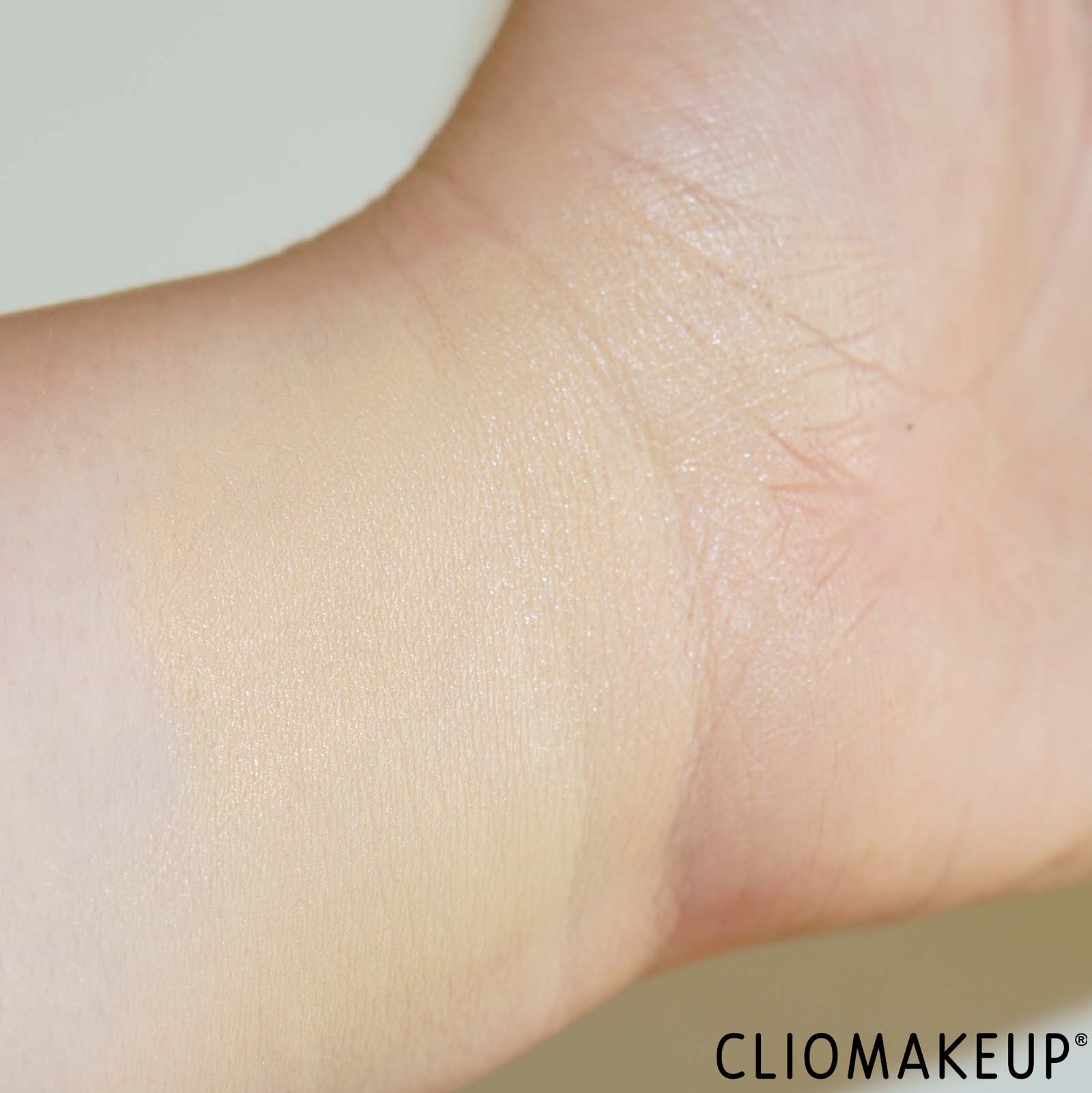 recensione-elf-halo-glow-skin-tint-spf-50-pack-braccio