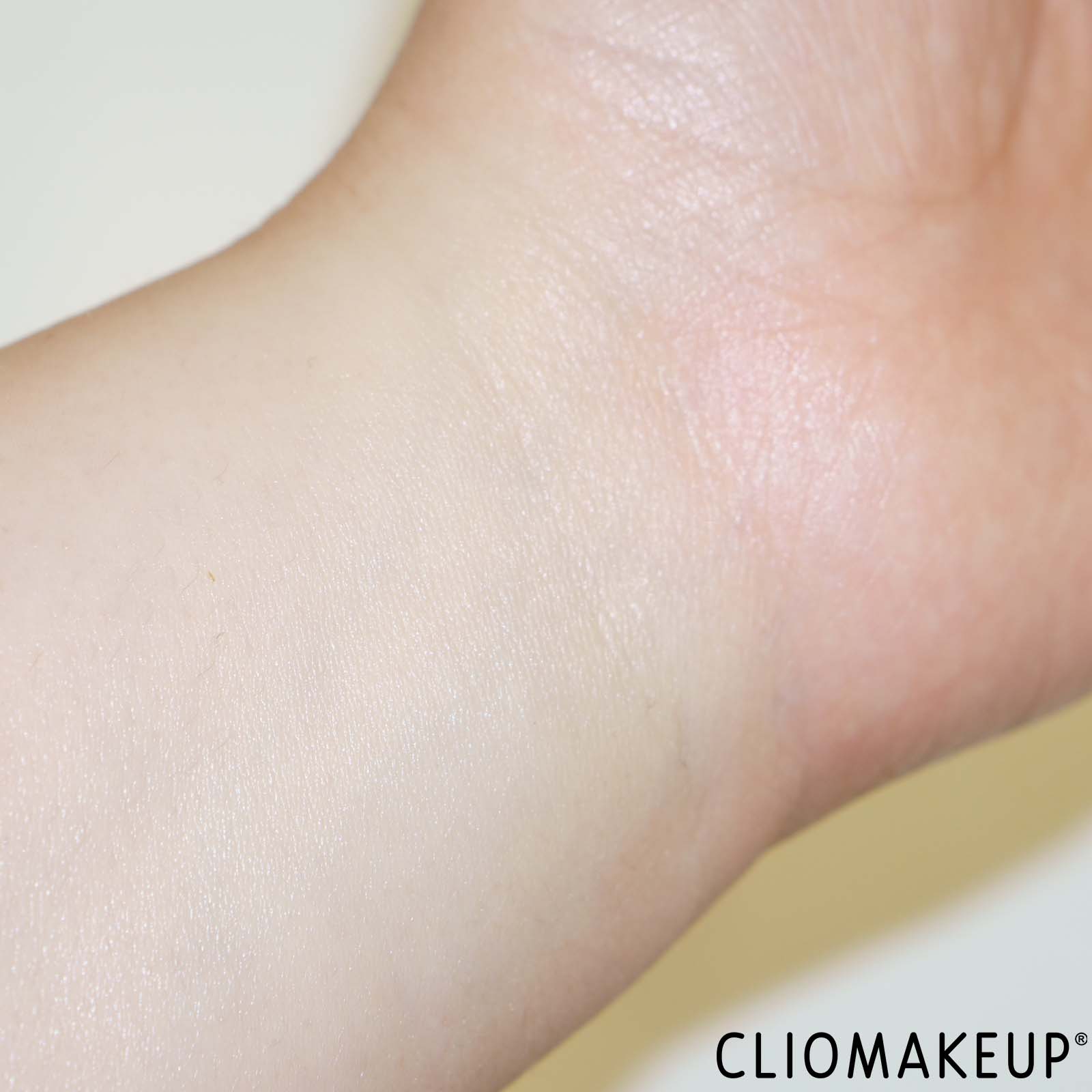 recensione-spray-solare-garnier-sensitive-spray-spf50-swatch-braccio