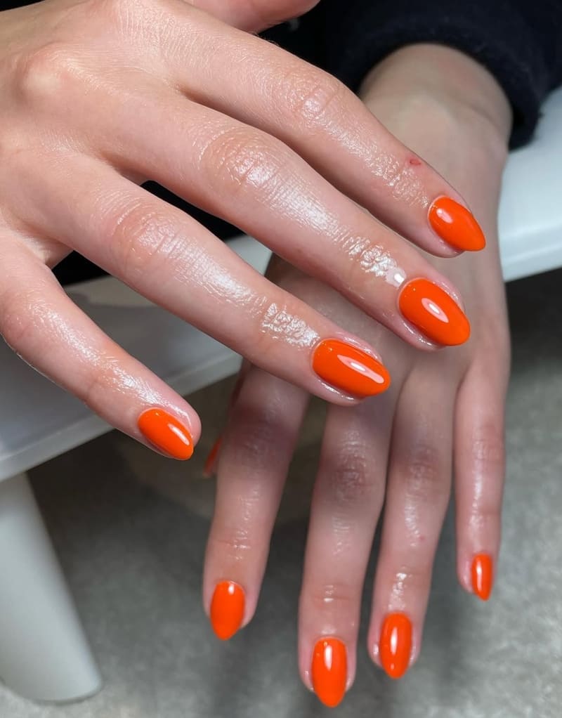 smalto-arancione-unghie-corte