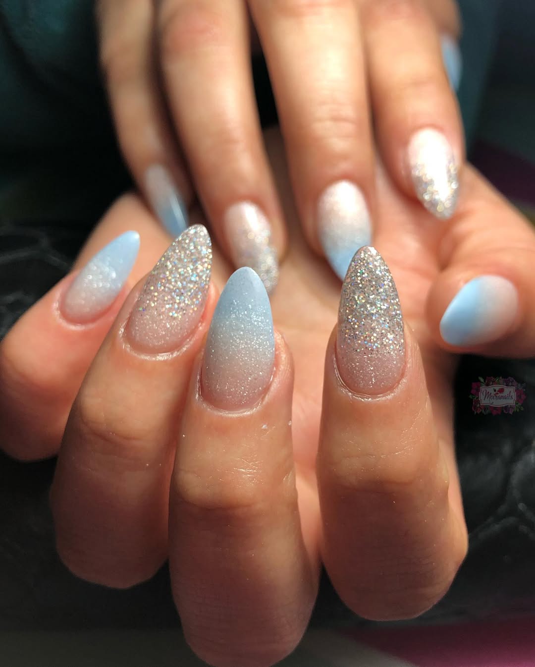 unghie-baby-boomer-glitter-azzurro