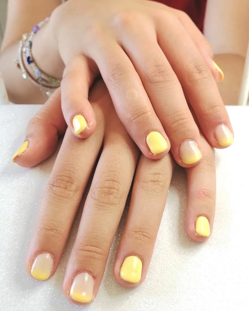 unghie-estate-2025-semipermanente-french