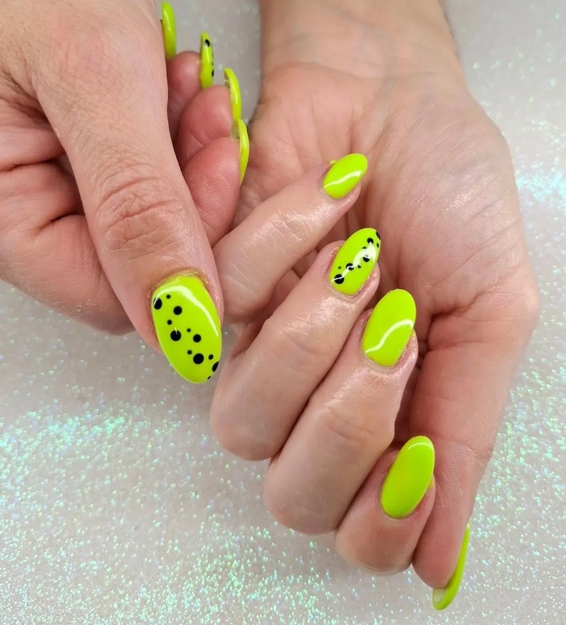 unghie-estate-2025-semipermanente-verde