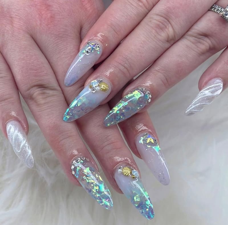 unghie-ispirate-al-mare-conchiglie