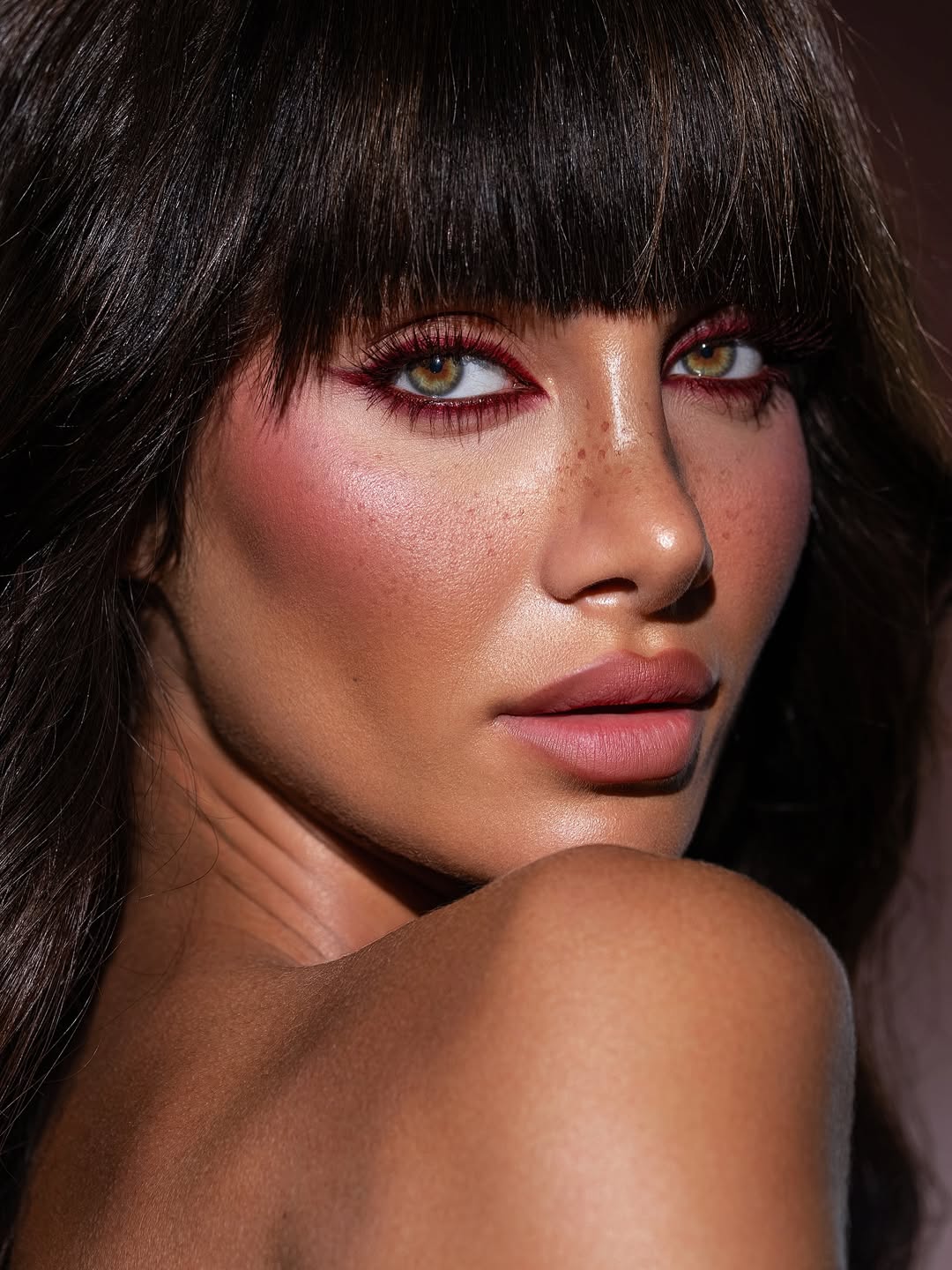 blush-borgogna-a-chi-sta-bene-pelle-scura